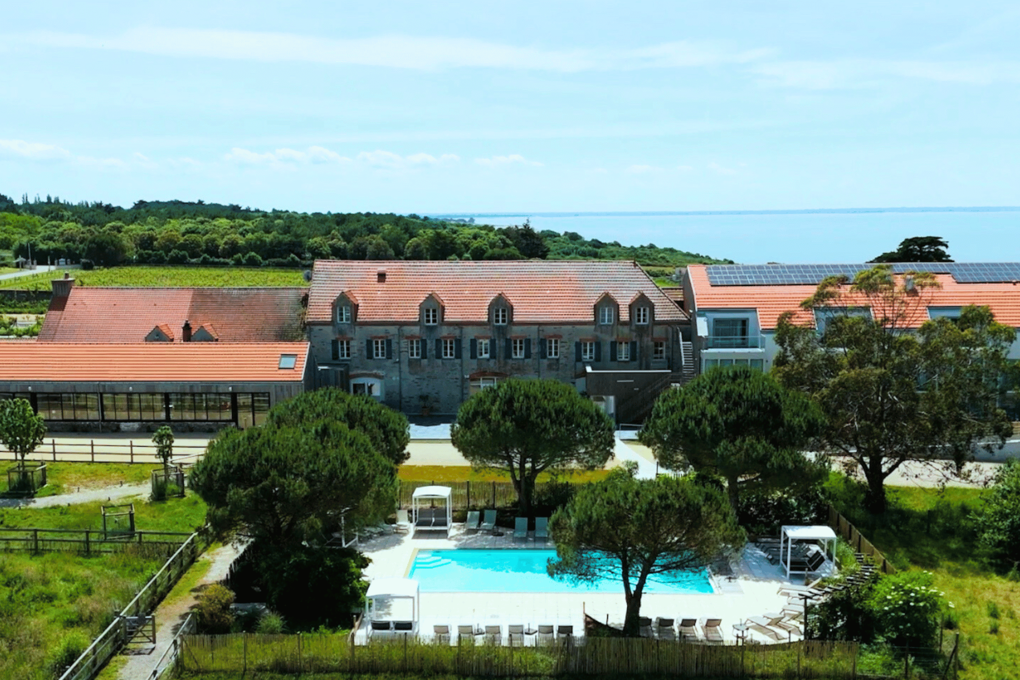 Vue de la piscine de l'Eco-Domaine La Fontaine